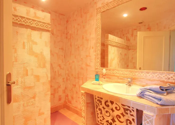 2042 Elegant With Garden Heated Pool Vila