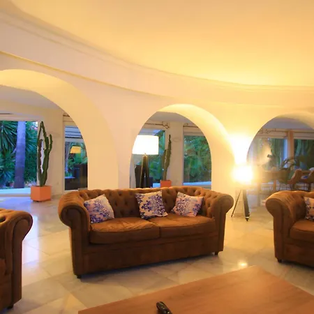 2042 Elegant With Garden Heated Pool Vila