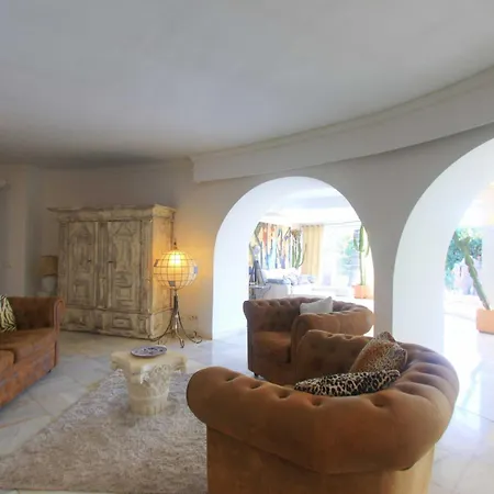 2042 Elegant With Garden Heated Pool ماربيا